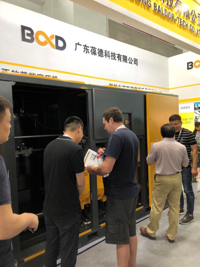 顧客正在認真了解葆德空壓機 顧客正在認真了解葆德空壓機