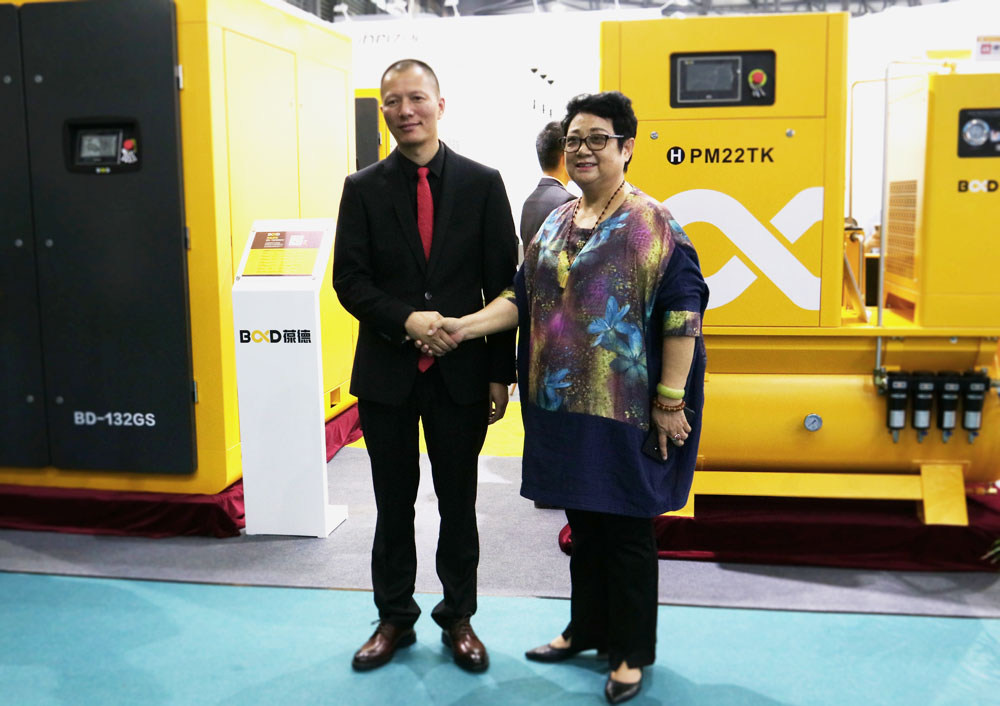 董事長(zhǎng)郭振發(fā)與到會(huì)嘉賓合影.jpg 董事長(zhǎng)郭振發(fā)與到會(huì)嘉賓合影.jpg